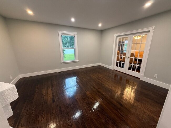Photo - 553 Morton St