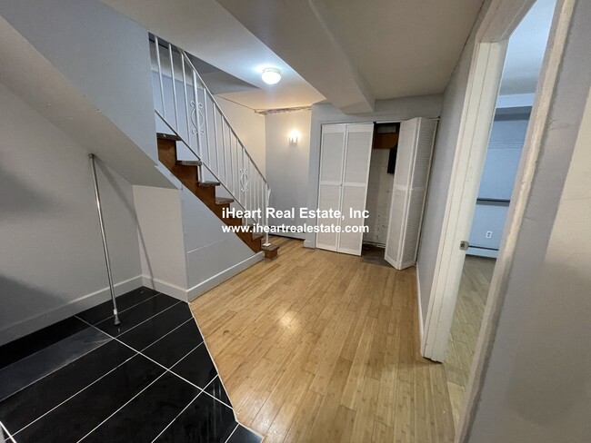 Photo - 474 E 7th St