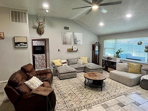 Photo - 304 Springridge Ln