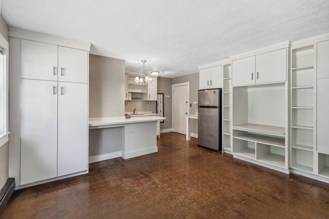 Cocina tipo estudio actualizada con muebles empotrados - 501 Ashland Ave - Heat Included