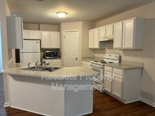 Photo - 928 Amersham Ln