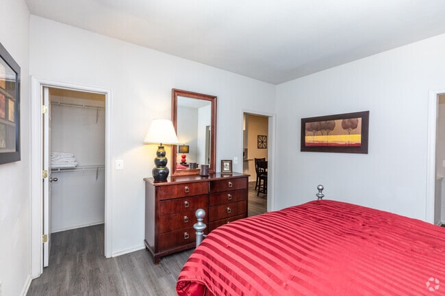 2BR, 2BA - 1,290SF