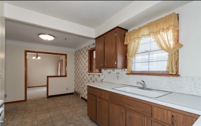 Photo - 418 E 274th St