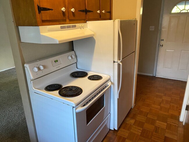 Kitchen. - 2000 W Pinecrest Dr Unit Pinecrest A