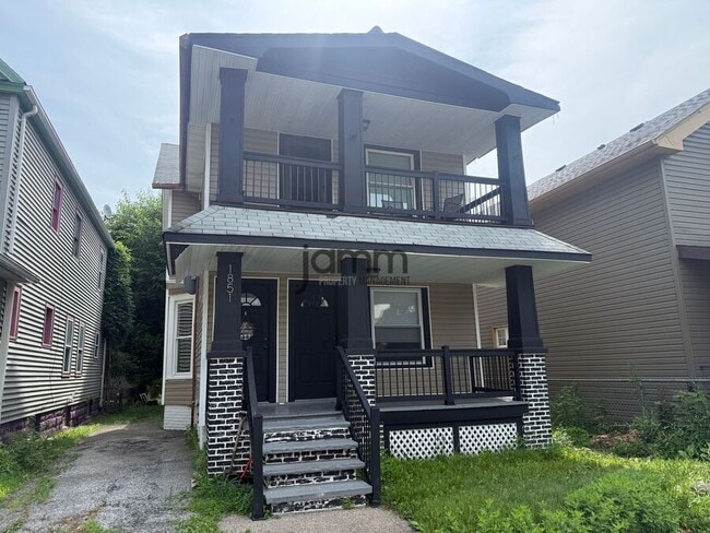 Building Photo - 1851 W 52nd St Unit Upper