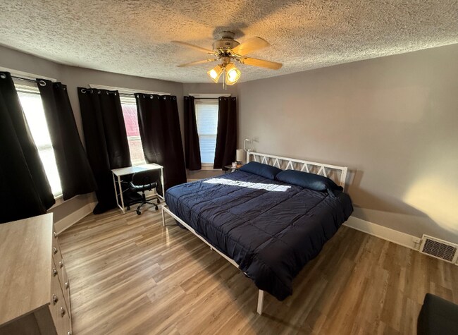 Photo - 909 4th St NW