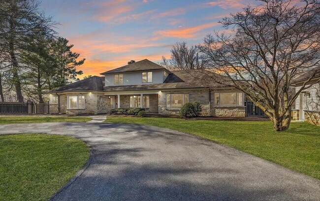 Building Photo - Stunning 4 BR/3.5 BA Single-Family Home in...