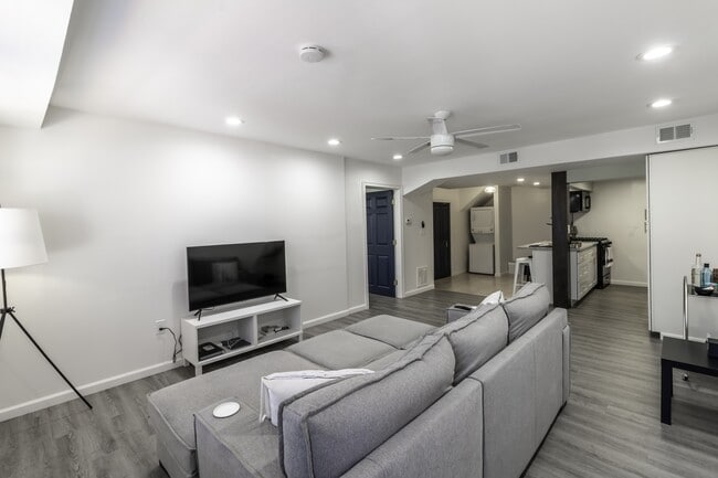 Photo - 916 Highview St