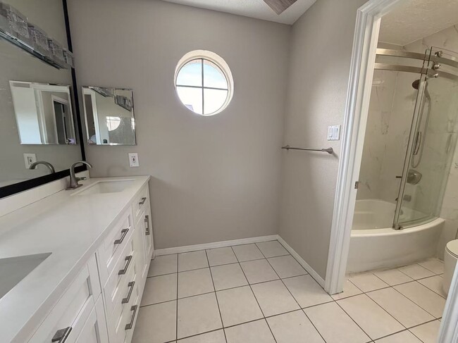 Photo - 2220 Bering Dr Unidad 12