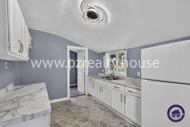 Photo - 565 Viking St
