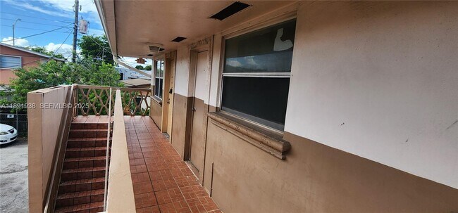 Photo - 664 W 29th St Unidad 2