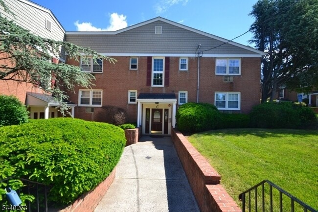 Building Photo - 605 Grove St