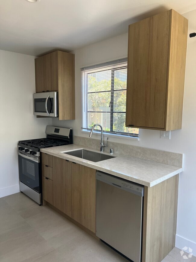 Building Photo - 6239 Lexington Ave Unit 1 Rental