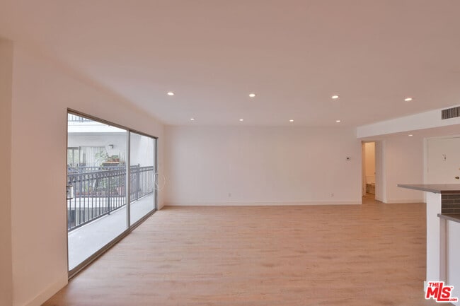 Photo - 136 S Palm Dr Unidad 203