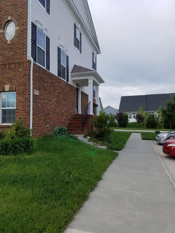 Photo - 25100 Croxley Green Square