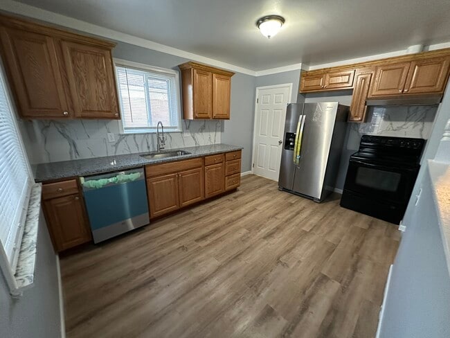 Photo - 19566 Webster St