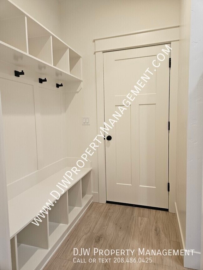 Photo - 1332 N Meadowglen Ave