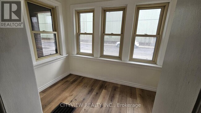 Photo - 281 Wentworth St N