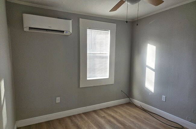 Photo - Cute 1 Bedroom Apartment In Eagle Lake Unit 11 W Eagle Ave  1