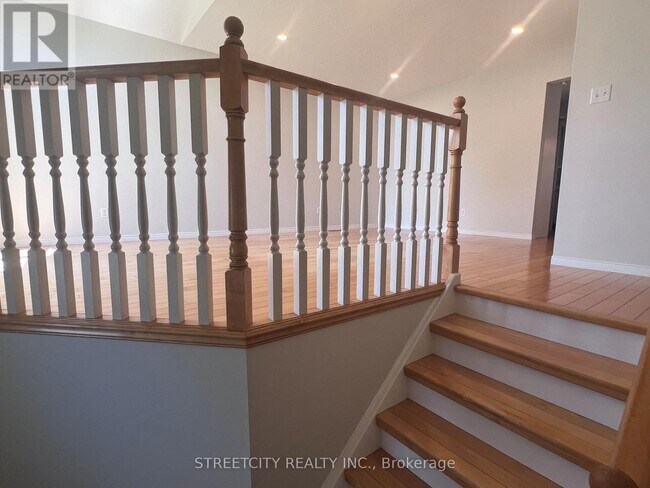 Photo - 472 Talltree Crescent