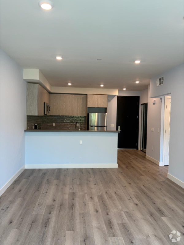 Building Photo - 10739 Kling St Unit 302 Rental