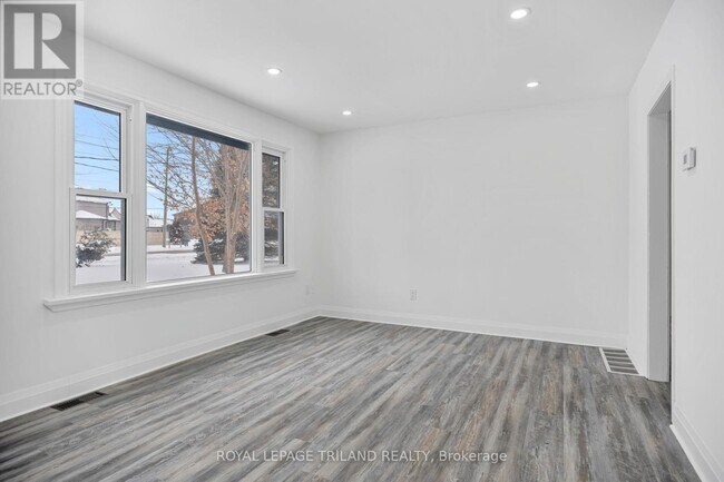 Photo - 1223 Sunningdale Rd E