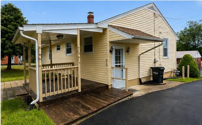 Photo - 321 Sharon Ln