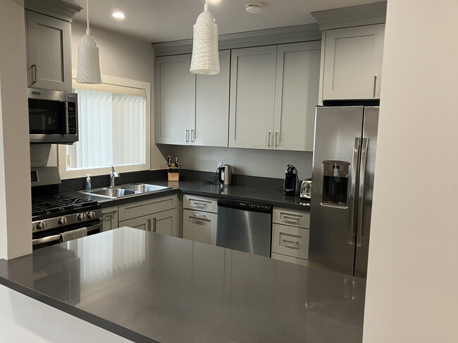 Photo - 2059 N Vermont Ave Unidad 2059 half