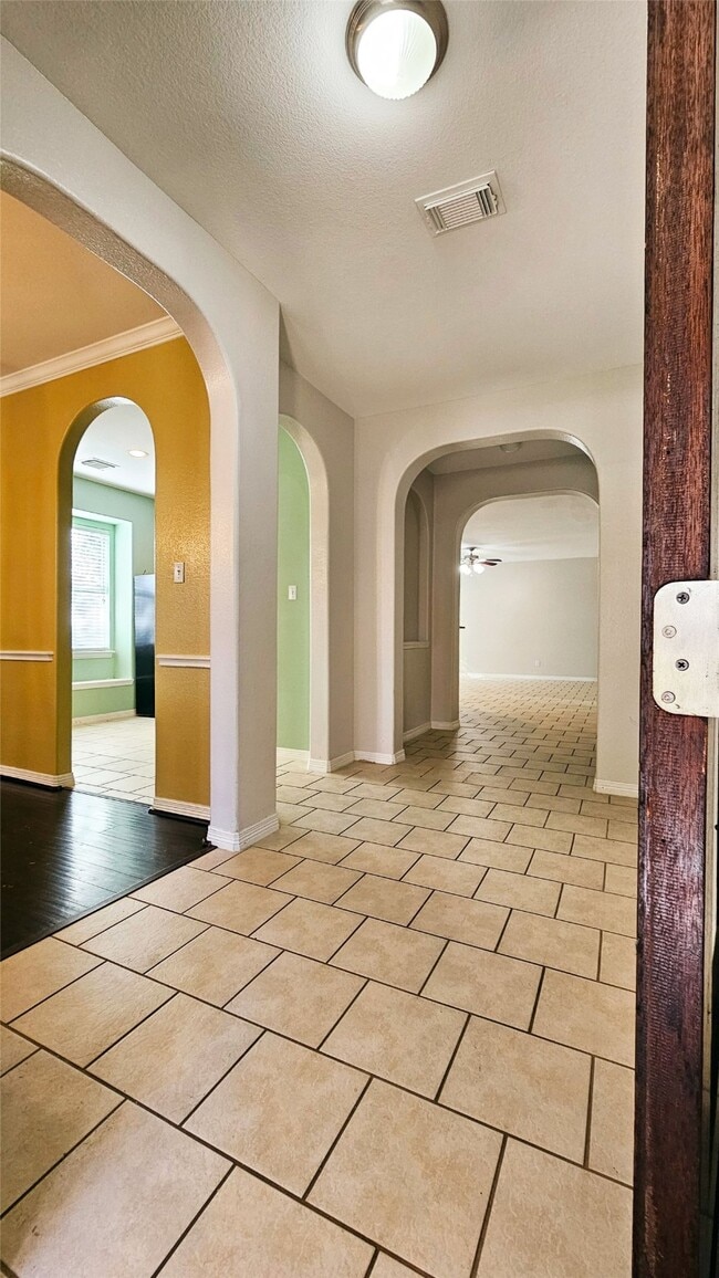 Photo - 211 Briar Trace Ln