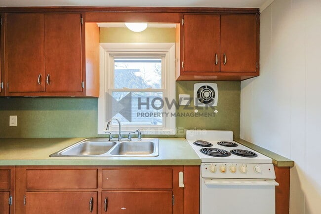 Photo - 560 W Main St