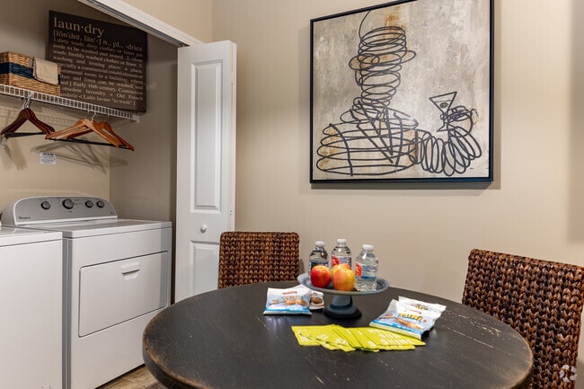 2BR, 2BA - 933SF - Dining Area
