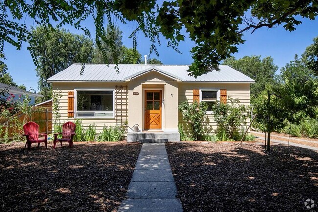 Building Photo - 2 Bedroom Cottage in the North End with to... Rental