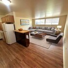 Experimente la comodidad y el estilo de este moderno espacio habitable, perfecto para la relajación.