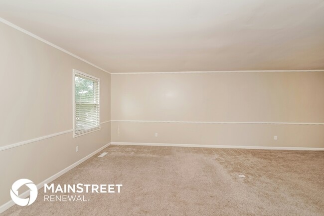 Photo - 636 Cresap Cir NE