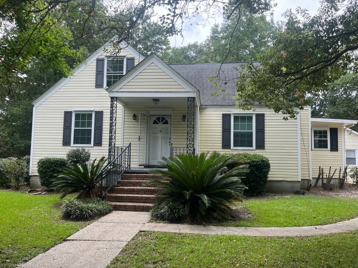Available now. WATER & SEWER INCLUDED! Gre... - Available now. WATER & SEWER INCLUDED! Gre... House