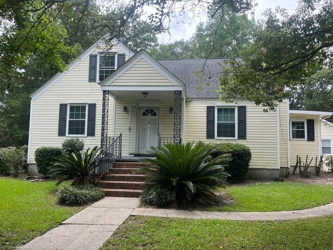 Building Photo - Available now. WATER & SEWER INCLUDED! Gre... Rental
