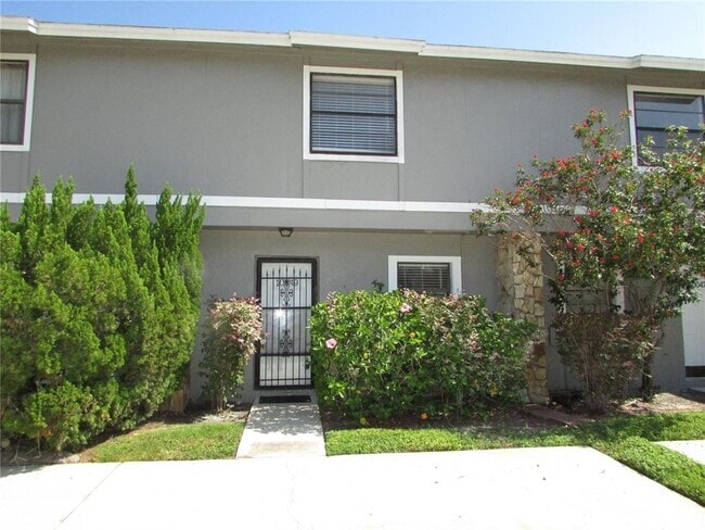 Building Photo - 10049 Lake Oak Cir Rental