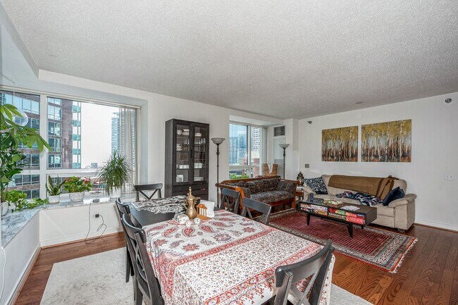 Photo - 512 N McClurg Ct Unidad 504