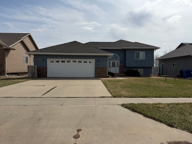 Building Photo - Feels like a New Home!