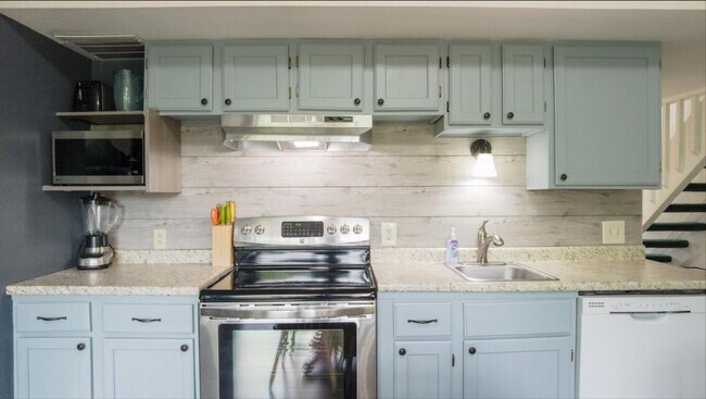 Building Photo - 420 Fall Creek Dr Unit 9&10