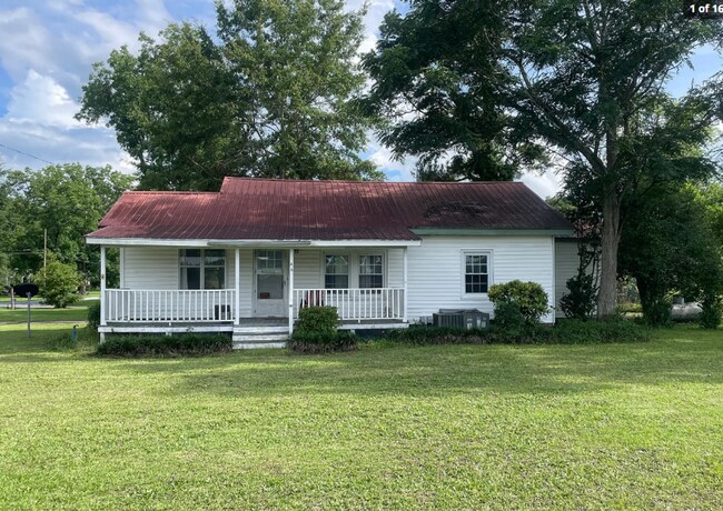 Building Photo - Spacious 3 Bedroom 1 Bath home with large storage building on a beautiful lot