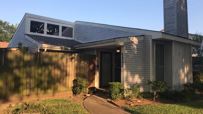 Building Photo - 4809 Oak Hollow St