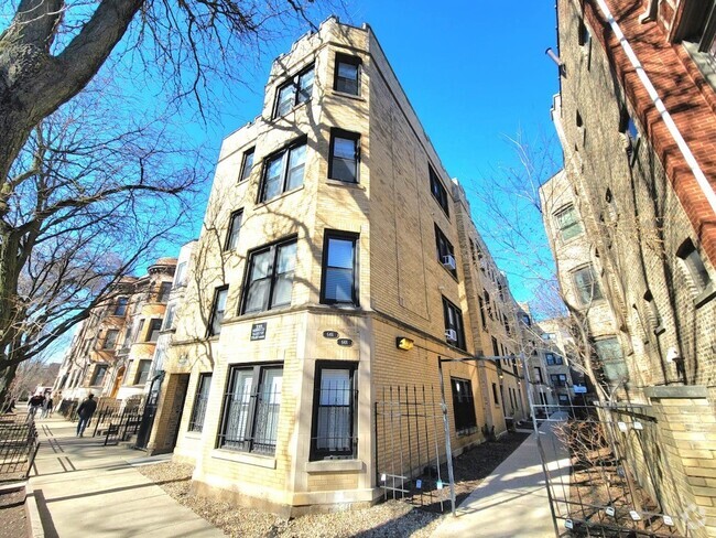 Building Photo - 646.5 W Roscoe St Unit DG Rental