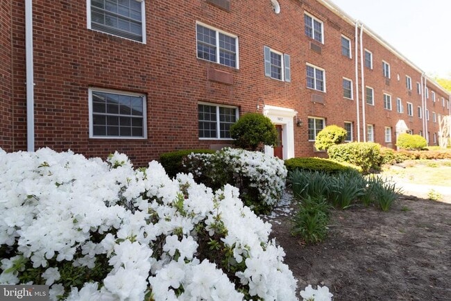 Photo - 1612 W Abingdon Dr Unit 101