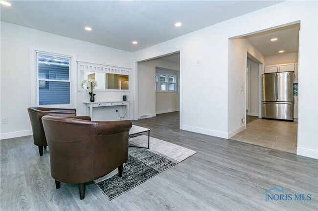 Photo - 1824 Joffre Ave House