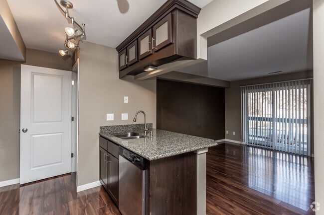 2BR, 1BA - 879 SF - Oakcrest Condominiums