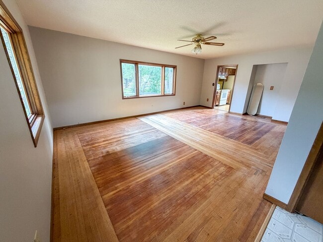 Photo - 609 N Edmunds- 3 bedroom, 1.5 bathroom house with a large garage, off street parking and central AC.