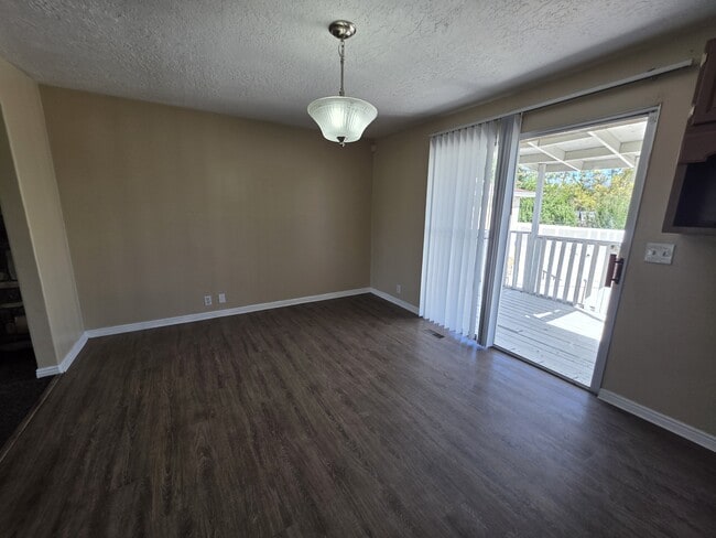 Photo - 3779 Oxford Way