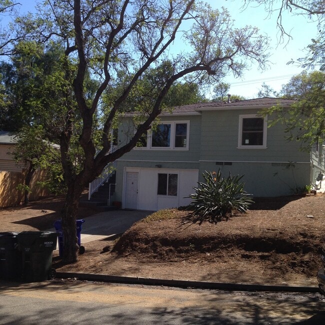 Building Photo - Beautiful 2bd/1ba Upstairs Duplex with a H... Rental