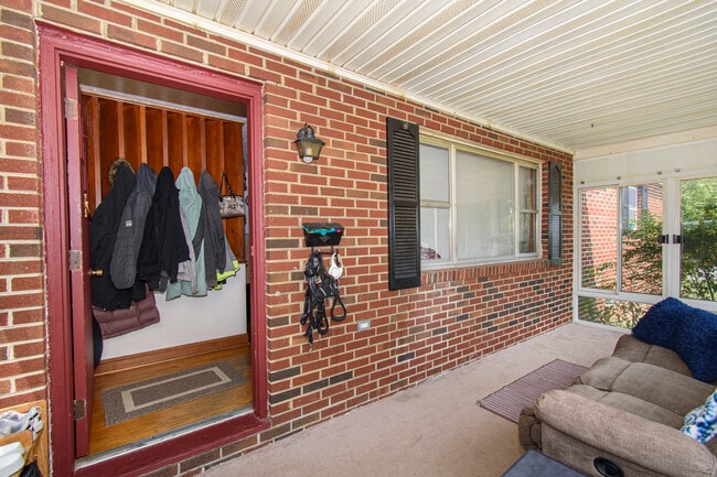 Photo - 206 Broce Dr